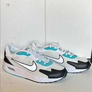 NWOB NIKE AIR MAX SOLO/ Size 11.5 men’s/ 13 women’s